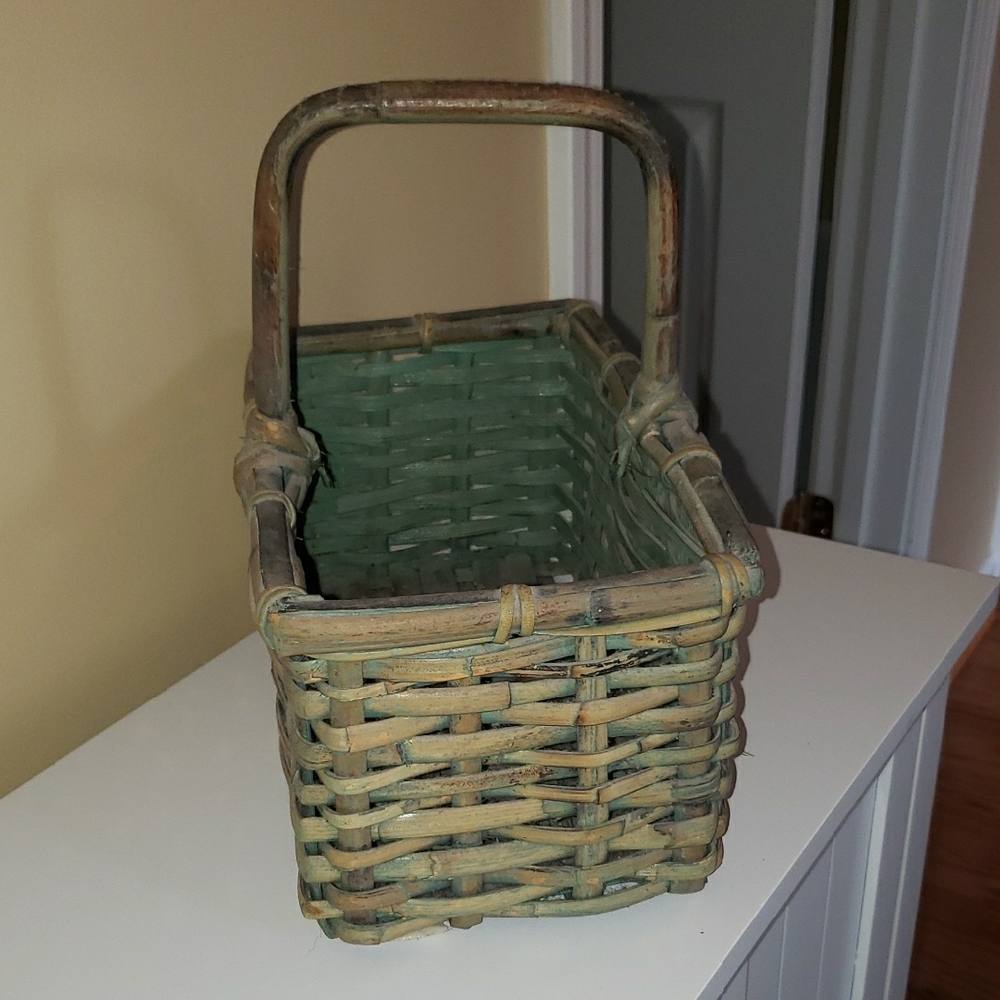 Vtg Rustic Hand-Woven Basket with Handle